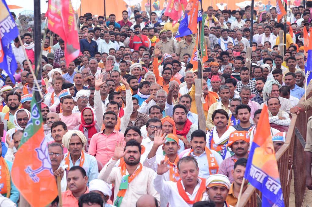 आज जनपद मिर्जापुर के छानबे विधानसभा उपचुनाव में NDA समर्थित <a href="/ApnaDalOfficial/">Apna Dal (S)</a> की लोकप्रिय प्रत्याशी श्रीमती रिंकी कोल जी के समर्थन में लालगंज में आयोजित 'विशाल चुनावी जनसभा' में आदरणीय यशस्वी मुख्यमंत्री श्री <a href="/myogiadityanath/">Yogi Adityanath</a> जी का मार्गदर्शन प्राप्त हुआ।