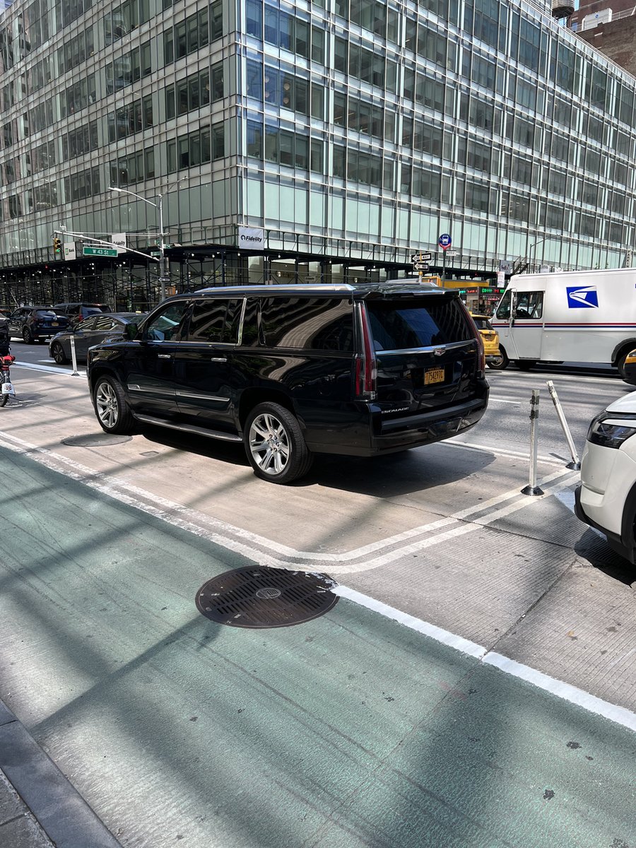 Reported_NYC's tweet photo. The OSCAR LIMOUSINE driver T754297C parked illegally near 1100 6th Ave on May 8 and has been reported to #nyctaxi. This is in Manhattan Community Board 05 #manhattancb5 & #NYPDMTS. #VisionZero https://t.co/rdq7p2xuN8