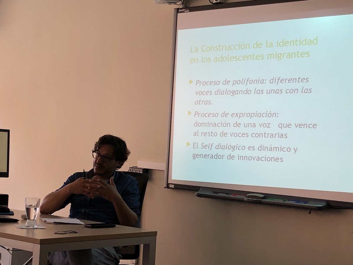 SE_SantsM's tweet photo. Avui, per cloure els seminaris d’#auladacollida i de CLIC, hem gaudit de la conferència sobre les #IdentitatsMúltiples, a càrrec d’en Saïd El Kadaoui @Gsaidekm, psicòleg, professor i escriptor marroquí-català. “Construir la identitat d’una manera + elàstica, eixamplada” #ELICCEB https://t.co/BBWCIFC98c