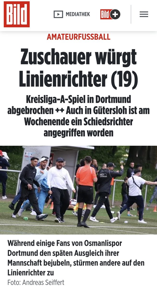 TheBrainThera's tweet photo. Zuschauer würgt Linienrichter (19) bei Fußballspiel in Dortmund
Schaut euch doch Mal die Typen dort an....
Aggressive Zuschauer mit #Migrationshintergrund und dazu junge Männer...
#AfDwaehlen
#ProAtomkraft
#GruenerMist
#AfDZukunftDeutschland
https://t.co/ZJasupb5n5 https://t.co/nhPYhdu80v