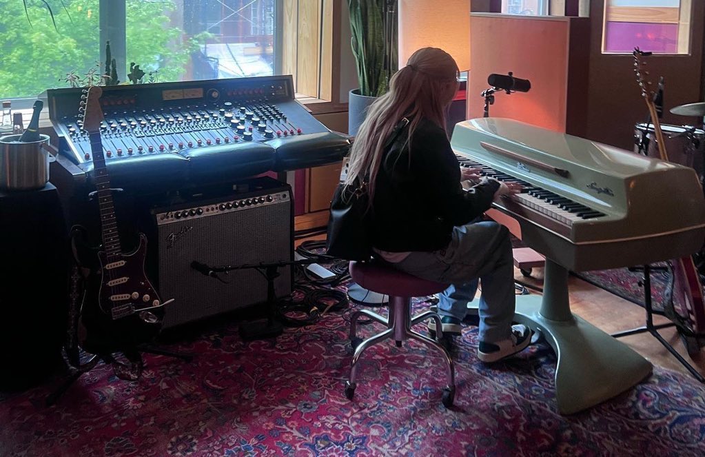 on Twitter "Electric Lady Studios has recently followed ROSÉ on IG"