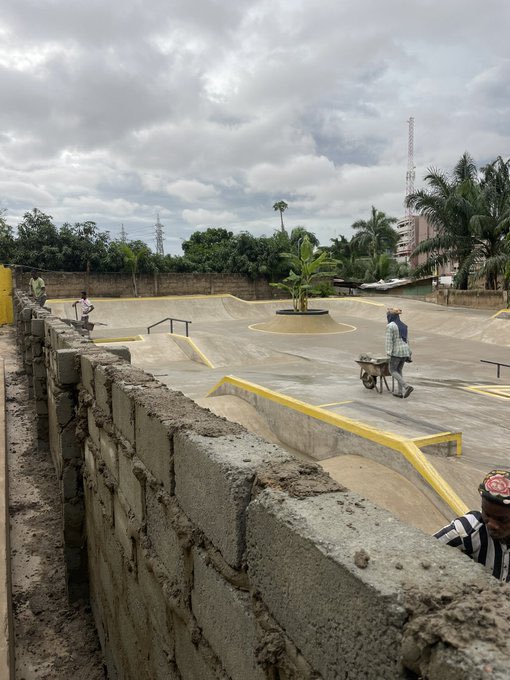 OleleSalvador's tweet photo. 🚨DTS Reveal🇬🇭🛹: Founder of @Surf_Ghana's Freedom Skatepark @Rooky_Rider, made a distress call for swift intervention due to violent threats by illegal workers attempting to build a wall without notice. 

I followed up on the story to get a clearer picture of what had happened👇🏽 https://t.co/Rq7dZ1Vmxf