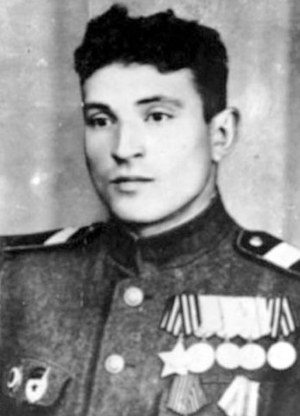 Nikolai Massalow, sowjetischer Soldat in der Schlacht um Berlin. Am 30. April 1945 sieht er in der Feuerzone an der Potsdamer Brücke ein weinendes Mädchen sitzen. Es ruft verzweifelt nach der Mutter. Massalow kriecht durch den Kugelhagel zur Brücke und rettet die Dreijährige. 1/2