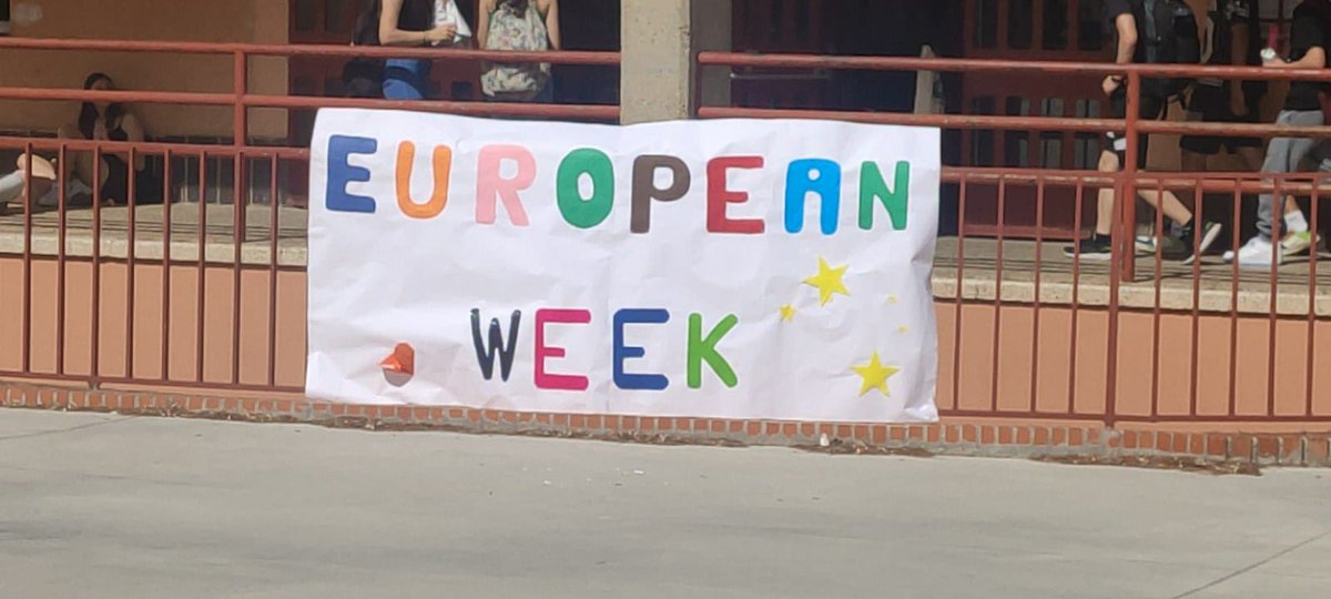 IESElCarrascal's tweet image. Hoy hemos empezado con la celebración de la Semana de Europa. Distintos departamentos han preparado talleres y los chicos tenían que completar el pasaporte con las 12 estrellas de la bandera de la Unión Europea.