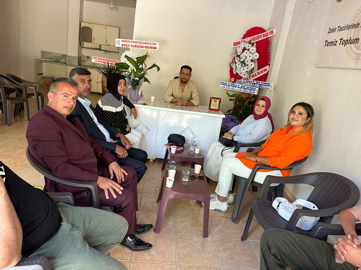 ttfceylanpinar's tweet photo. İlçe başkanlığımızda bizleri ziyaret eden değerli
Ceylanpınar Ak parti kadın kolları başkanımız 
Meral Beskat  
ak parti ilçe başkan yardımcısı Halil Elverir 'e 
Ayşe berçem kılıvan ve Aysel hanım'a
Teşekkür ederiz. 

#Mahmutdemir
#ceylanpinartemiztoplumilçebaşkanlığı https://t.co/J3XyQi5KXS