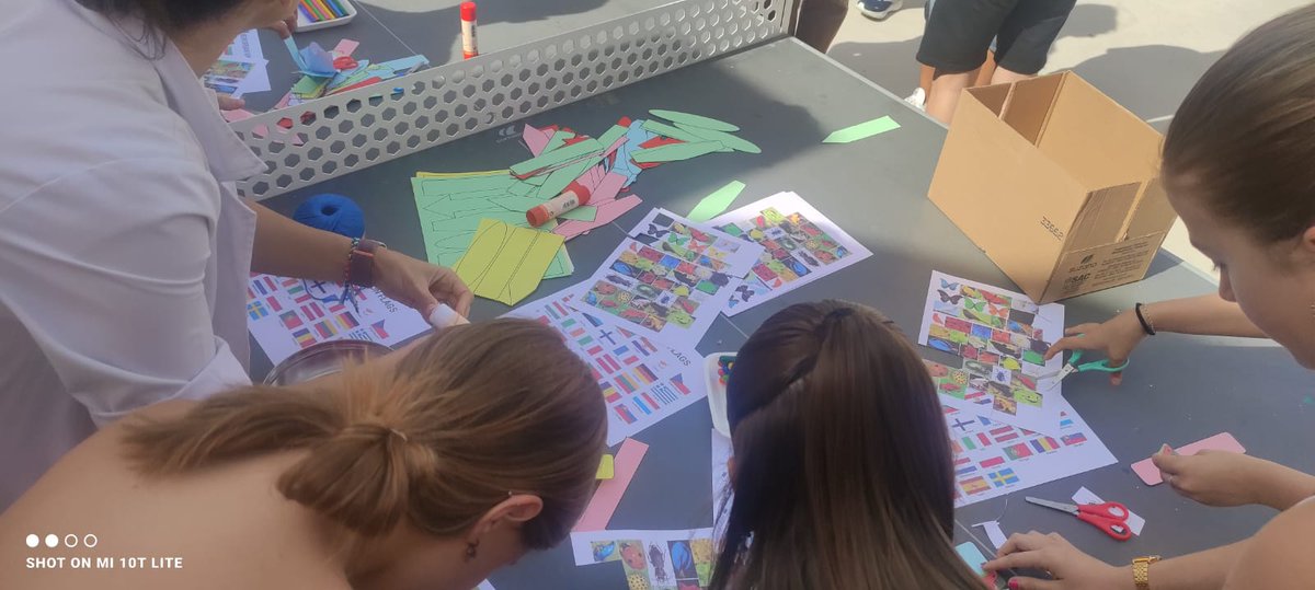 IESElCarrascal's tweet image. Hoy hemos empezado con la celebración de la Semana de Europa. Distintos departamentos han preparado talleres y los chicos tenían que completar el pasaporte con las 12 estrellas de la bandera de la Unión Europea.