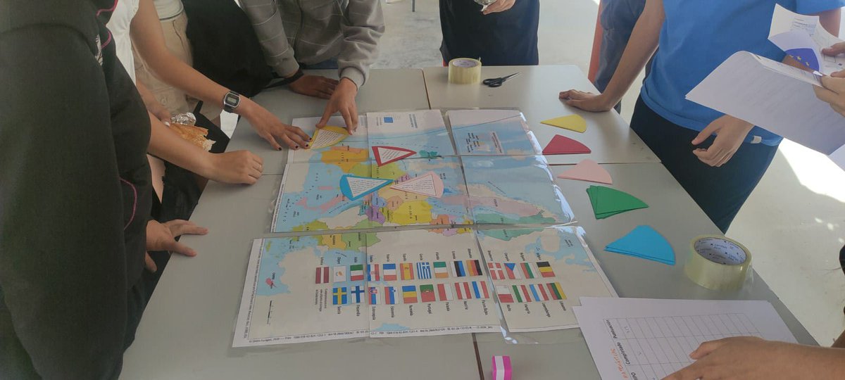 IESElCarrascal's tweet image. Hoy hemos empezado con la celebración de la Semana de Europa. Distintos departamentos han preparado talleres y los chicos tenían que completar el pasaporte con las 12 estrellas de la bandera de la Unión Europea.