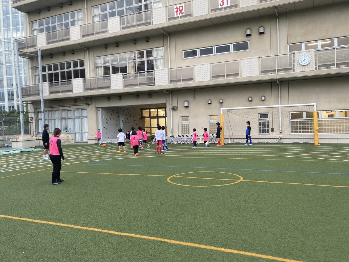 onarimonkickers's tweet photo. 今日も元気にスクール開催できました😆　

今日は1.2年生vs3.4.5年生で試合をやってみました⚽️  

両チームとも良さがあり、見てたお父さん、お母さんも楽しめたんじゃないかと思います🔥　

今年中に11vs11が出来たら最高だなぁ🤔　

#御成門小学校　
#御成門キッカーズスクール　
#体験者募集中 https://t.co/LU4Zo5dTRJ