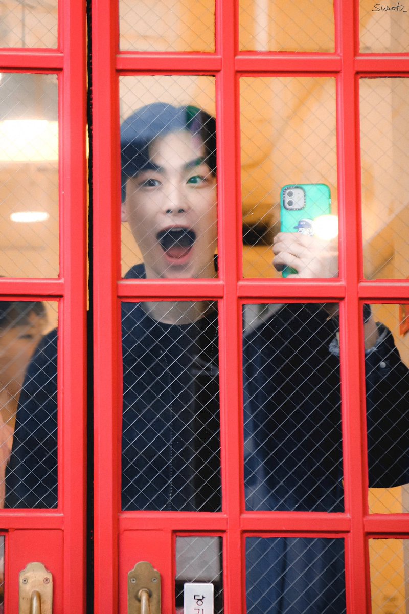 ods_ktwplz's tweet photo. 창문을 열어다오오~~~
                                                      열렸어. https://t.co/NirnROduN2