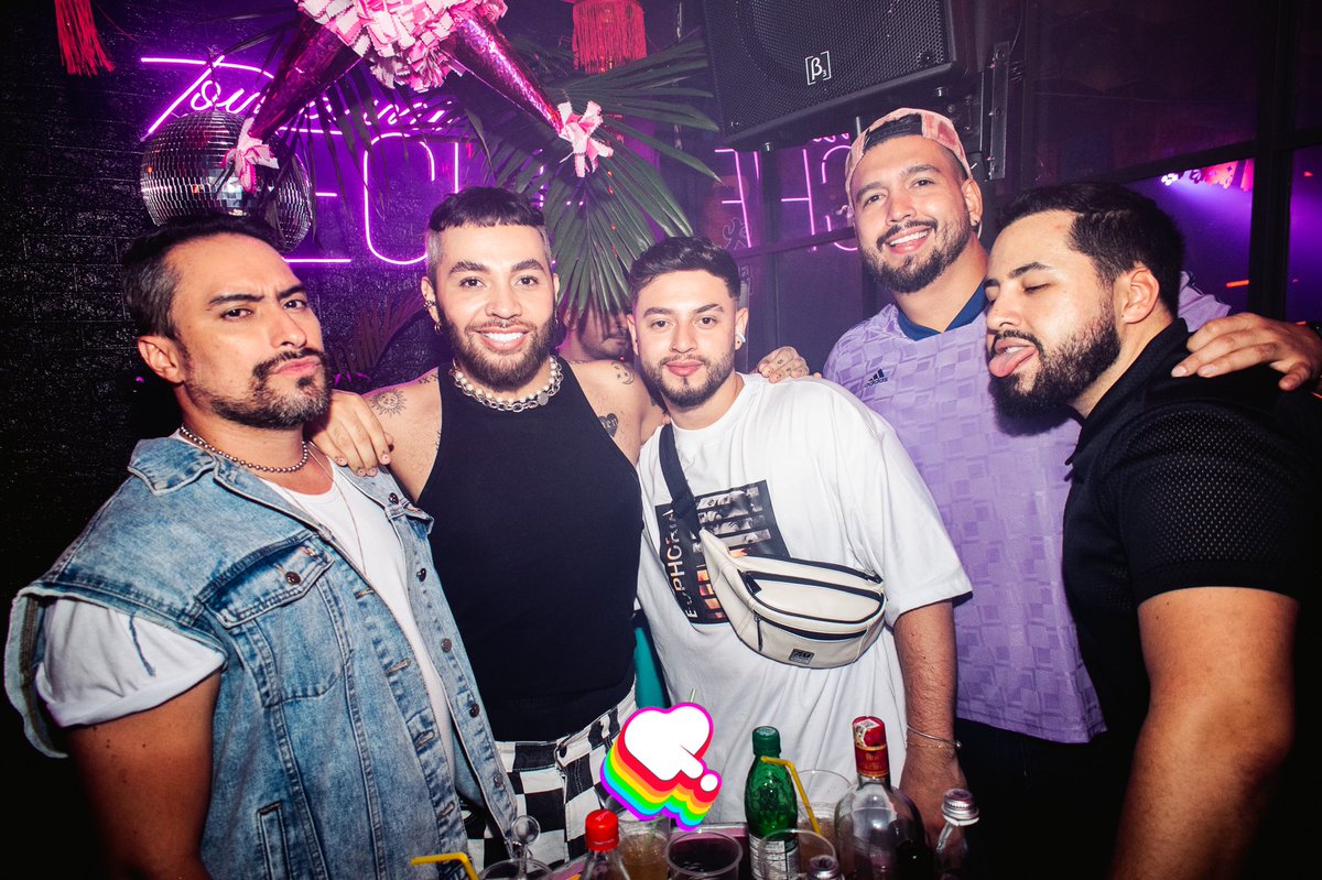 querida_disco's tweet photo. ¿Listxs para 𝐋𝐀 𝐏𝐎𝐌𝐏𝐎𝐒𝐀?
🌵🇲🇽❤️
Fiesta de Tardeo y Terraza
🌈P R E  P R I D E 2023 🌈
Domingo 18 Junio
Se viene con sorpresitas manas!!!

Aquí reportando lo acontecido en LA CHARRA!🪅🪅🪅

#medellin #domingo #tardeo #fiesta https://t.co/ryZdq2742K
