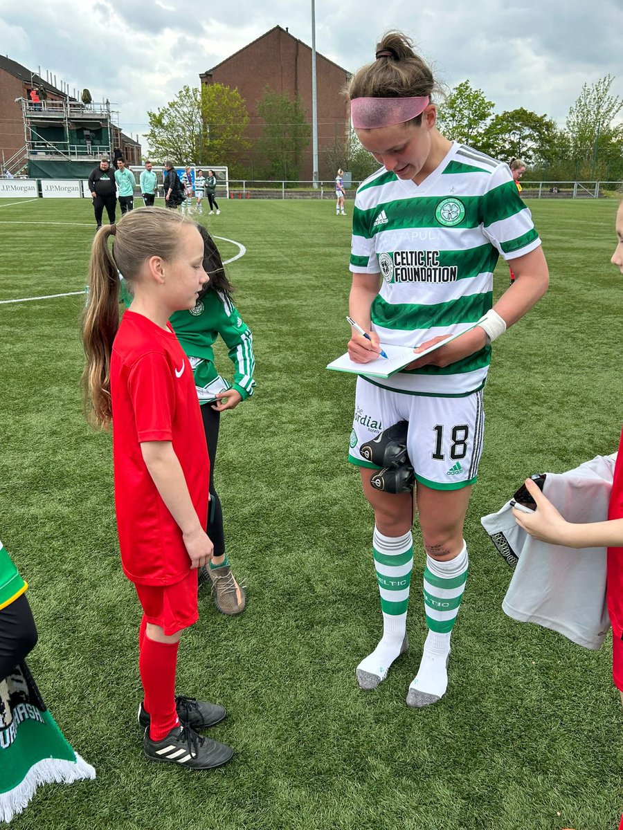AndreaBarnes35's tweet photo. Eva in her glory at the Celtic woman’s game yesterday as a ball girl 🍀 https://t.co/gVzlRCQq98