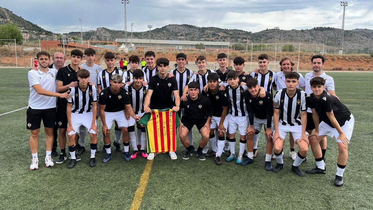 CDCS_Academy's tweet photo. La plantilla del 𝐂𝐚𝐝𝐞𝐭𝐞 𝐀 del @cdcastellon ha obsequiado al futbolista 𝗝𝗼𝗿𝗴𝗲 𝗖𝗮𝗹𝗱𝘂𝗰𝗵 con una camiseta firmada por todos sus compañeros tras ser operado recientemente del menisco ⚪⚫️

#CanteraAlbinegra
#PPO100👂🏻 https://t.co/kUa41gHfGZ