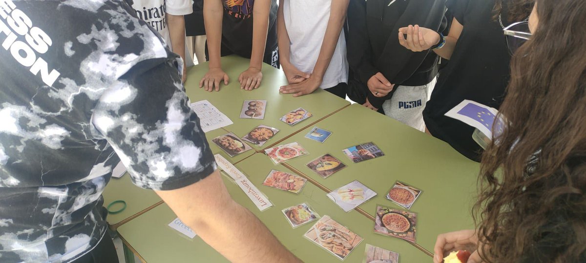 IESElCarrascal's tweet image. Hoy hemos empezado con la celebración de la Semana de Europa. Distintos departamentos han preparado talleres y los chicos tenían que completar el pasaporte con las 12 estrellas de la bandera de la Unión Europea.