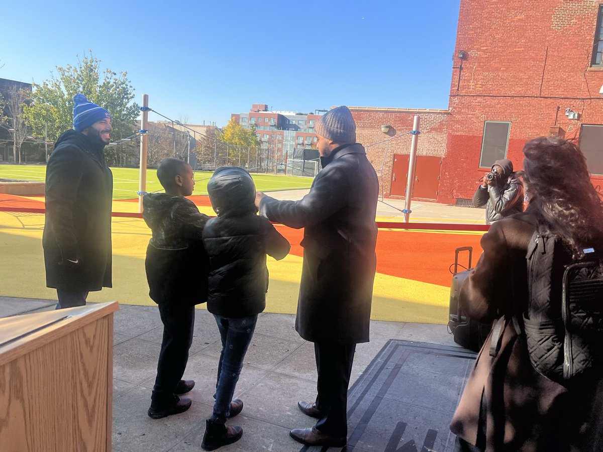 Look at the amazing things happening @ps161k students playing in our #newschoolyard #ribboncutting @CSD17NYC @SheneanL @CSD17NYC @Michael73197456 @DOEChancellor @FollowCSA @BlackCaucusCSA @aydan @NYCESPA