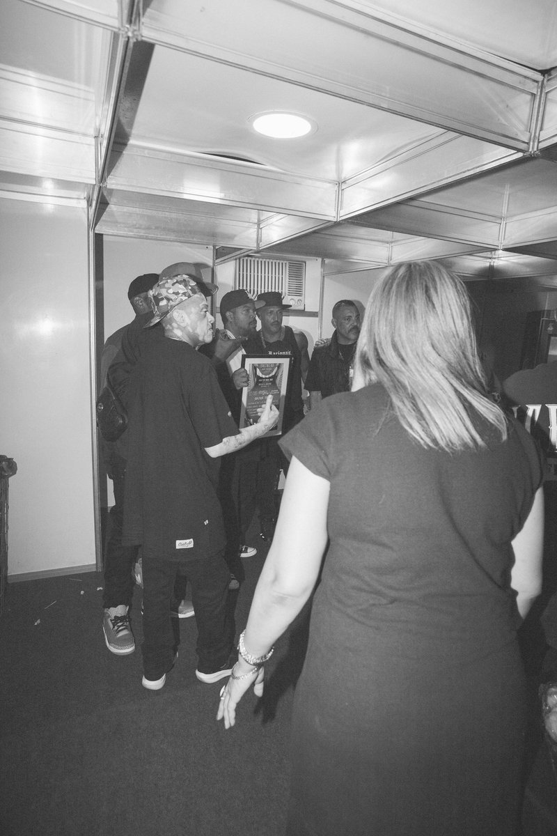 RACIONAISCN's tweet image. Momento histórico e especial para toda família Racionais, aguardamos mais de 30 anos pra encontrar um dos grandes rappers que nos influenciou desde o começo, prestigiar esse momento aqui no Brasil foi mil grau! 👊🏾
Thank you my nigga @icecube 🥇
📸: @jefdelgado