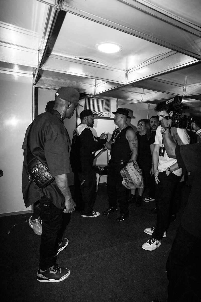 RACIONAISCN's tweet image. Momento histórico e especial para toda família Racionais, aguardamos mais de 30 anos pra encontrar um dos grandes rappers que nos influenciou desde o começo, prestigiar esse momento aqui no Brasil foi mil grau! 👊🏾
Thank you my nigga @icecube 🥇
📸: @jefdelgado