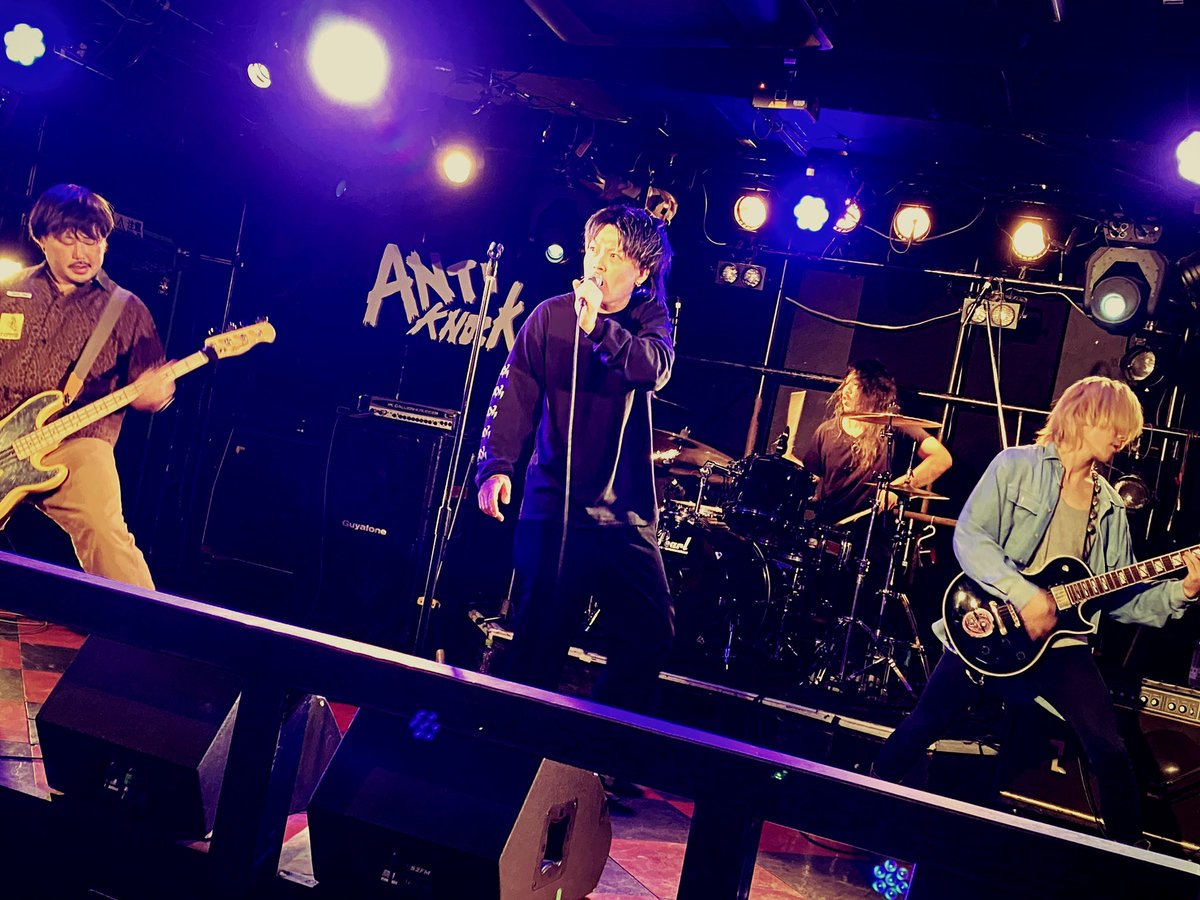 changingman001's tweet photo. 竹くんのバンドCAUDEX/slum見てきた。
ずっと行こうと思いつつ、ようやく見に行けたな。
楽しそうにやっていて良かった。

アンチノックのスタッフさんが親切にして下さった。ありがとうございます。 https://t.co/S2vnIMSjDJ