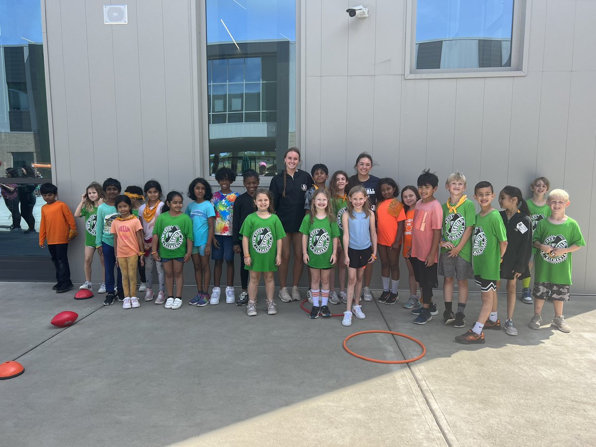 W_CoachPeppers's tweet photo. A few rising seniors leading by example (again) this week! They volunteered at New Hope Elementary bright and early this morning to help out with Field Day! https://t.co/00aXc19U3P