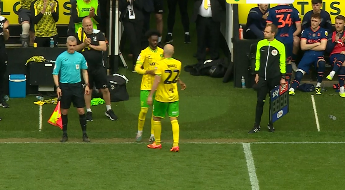ramilouke's tweet photo. Yhden aikakauden päätös, kylmät väreet. Kapteeni vaihtoon ottelun 80. minuutilla. Carrow Road seisoo ja taputtaa, peli pysähtyy. Omat ja vastustajat hyvästelevät. Jalkapallo ja urheilu tarjoaa monesti jotain, mitä ei pysty sanoilla kuvailemaan. #huuhkajat #elpugi #pukkiparty https://t.co/L3w5xfHvsj