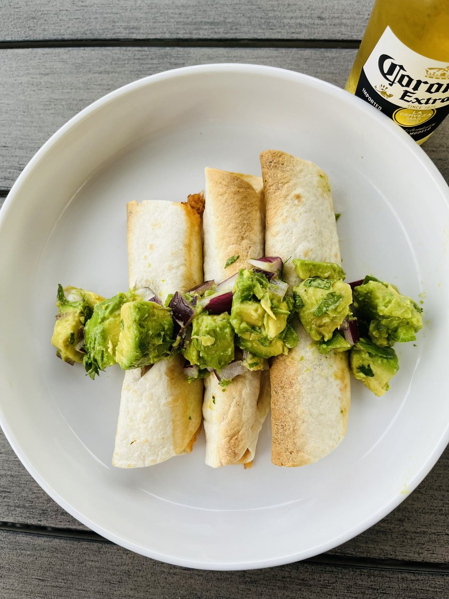 Loving Life and Living Yeast-Free: Baked Chicken Taquitos with Avocado Salsa from A L... ladonneoaldon.blogspot.com/2023/05/baked-…
Baked Chicken Taquitos with Avocado Salsa from A Life From Scratch! 
#chickentaquitos #avocadosalsa #CincoDeMayo