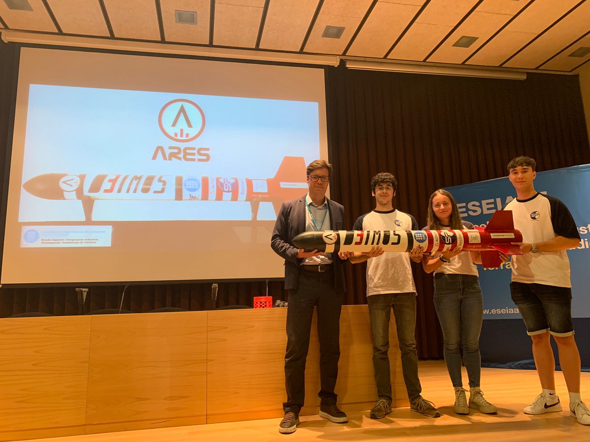 eseiaat_upc's tweet photo. 🚀Ara mateix els nostres estudiants d'@UPCSpaceProgram presenten el seu nou coet Deimos 3, amb gran capacitat per transportar #CanSats a una altura de 800 metros.
Bravo 👏👏👏👏 https://t.co/PaZsnU9Ud3