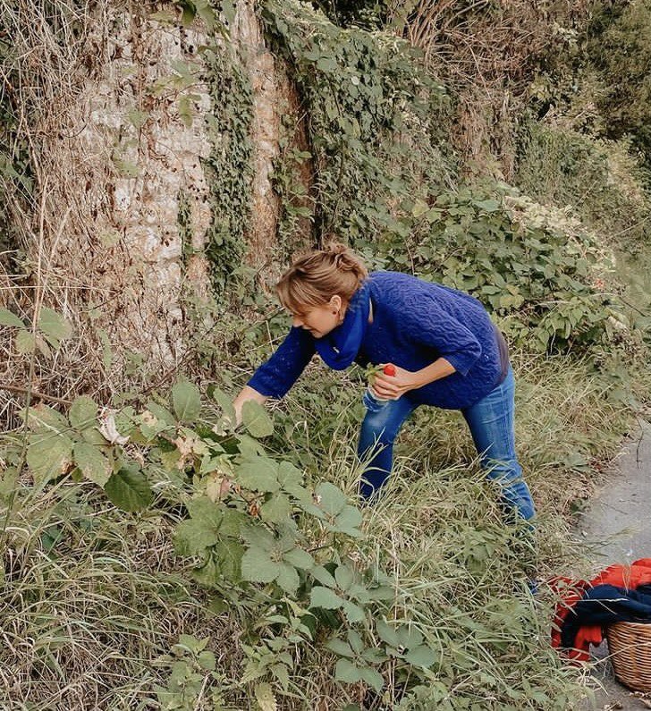 Our next foraging walk is Sunday 14th May and it’s going to be lovely ! We’re back at <a href="/Newtonfarmfoods/">Newtonfarmfoods</a> for
10.30-12.30. A flat walk around the beautiful Duchy village looking at edible wild greens, followed by tea and cake at the cafe. Booking directly with the shop 01225 873707.