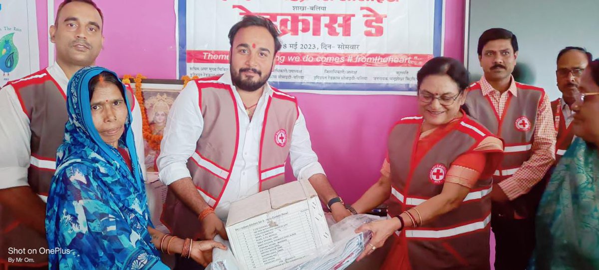 Redcrossballia's tweet photo. विश्व रेडक्रास डे के अवसर पर आज राजकीय कन्या महाविद्यालय नगवा में आज 55 असहाय व जरूरतमंद महिलाओं को किचेन सेट,तिरपाल व साबुन तथा महाविद्यालय की 50 छात्राओं को स्वच्छता हेतु हाइजीन किट व साबुन वितरित किया गया।कार्यक्रम की मुख्य अतिथि JNCU की कुलपति आदरण��या कल्पलता पांडेय जी रहीं। https://t.co/XwweCAXHwv