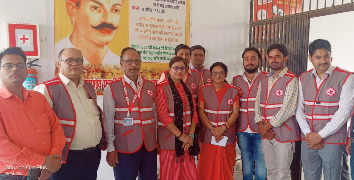 Redcrossballia's tweet photo. विश्व रेडक्रास डे के अवसर पर आज राजकीय कन्या महाविद्यालय नगवा में आज 55 असहाय व जरूरतमंद महिलाओं को किचेन सेट,तिरपाल व साबुन तथा महाविद्यालय की 50 छात्राओं को स्वच्छता हेतु हाइजीन किट व साबुन वितरित किया गया।कार्यक्रम की मुख्य अतिथि JNCU की कुलपति आदरण��या कल्पलता पांडेय जी रहीं। https://t.co/XwweCAXHwv