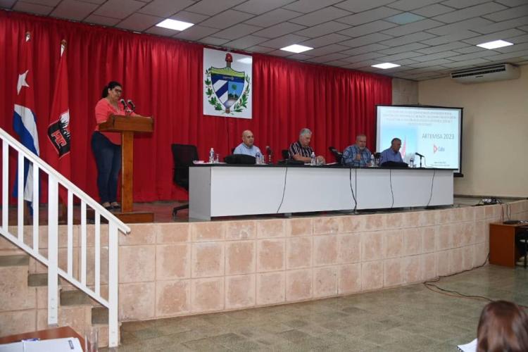 PartidoPCC's tweet photo. Presididos por @DiazCanelB
inició este lunes, por #Artemisa, un recorrido de la dirección del país con el objetivo de chequear los compromisos contraídos en el mes de enero para enfrentar la actual situación económica y lograr un mejor año.
https://t.co/noJMkJycjo #Cuba https://t.co/Y52IpkAjnc
