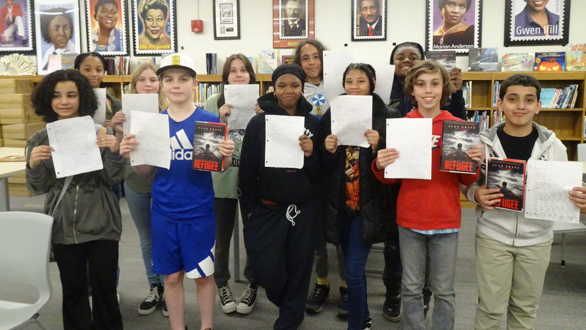 SyracuseSchools's tweet photo. .@EdSmithSCSD 6th graders recently wrote letters about the refugee crisis to Mayor @BenWalsh44 and Superintendent Davis. 

Learn how this project helped students become #SCSDCivicReady while learning empathy - and the power of their own voices: https://t.co/lpBu3FmHdR https://t.co/IWerx6TYTf