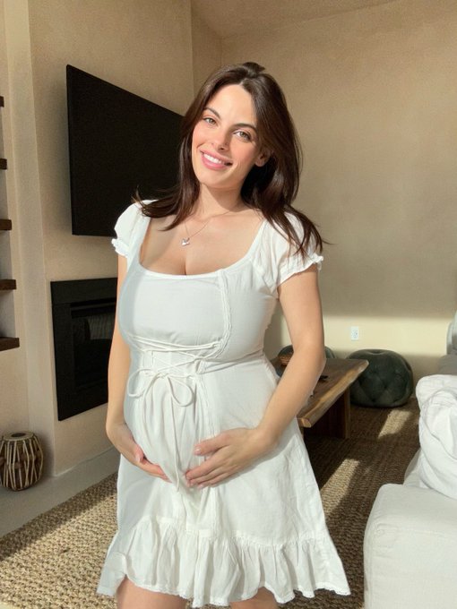 2 pic. An adventure is about to begin✨ 

After a soul crushing pregnancy loss last year I’m very excited