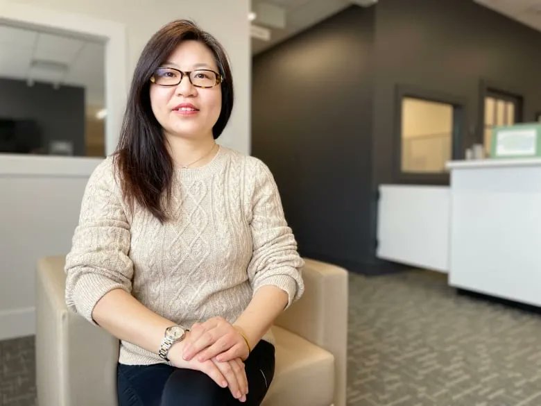 OakmarGroup's tweet photo. New Canadian federal rules ban non-Canadians from buying houses for 2 years, affecting PEI's new immigrants. The aim is to stop foreign investors from driving up prices, but its impact on the already-cooling housing market is uncertain. https://t.co/Y2HjGJHsDp https://t.co/poCF6FRmrk