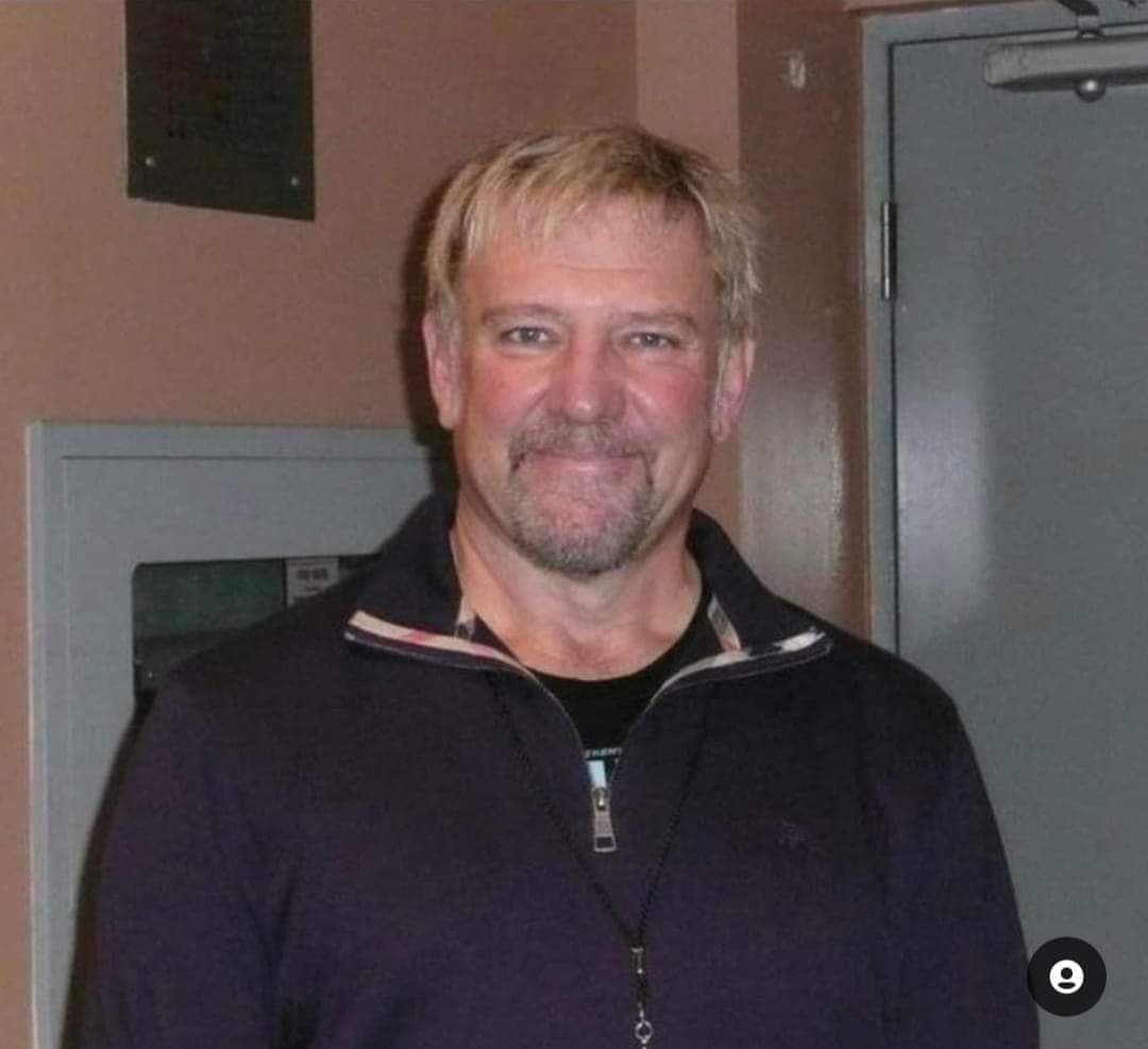 Evan_Freed_Bflo's tweet photo. Hi. My name is Alex Lifeson and I play guitar.
#lifesonday
#rush #neilpeart #alexlifeson #geddylee #rushband #rushisaband #rushfan #rushhasassumedcontrol #rushtheband #rushfansofinstagram #guitar https://t.co/qKdyxYRwGt