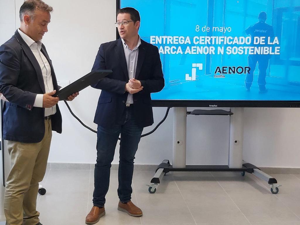 asefave's tweet photo. 🔊 AENOR ha concedido el primer certificado de la Marca AENOR N sostenible a la empresa INRIALSA P.V.C., S.A., fabricante de ventanas conforme al Reglamento Particular, en su planta de Lardero (La Rioja).
Enhorabuena INRIALSA
#asefave #inrialsa #marcans https://t.co/b1Z6hVpbS2