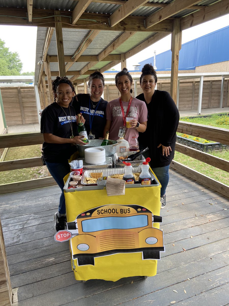 Brunch Bus stopped by ESL portables! Thank you admin for the yummy chicken and waffles! #TeacherAppreciationWeek2023 <a href="/KaylaMBeesley/">Kayla Beesley</a> <a href="/BeckyMarron/">Becky Marron</a> <a href="/tabousteitteach/">Tasneem Abousteit</a>