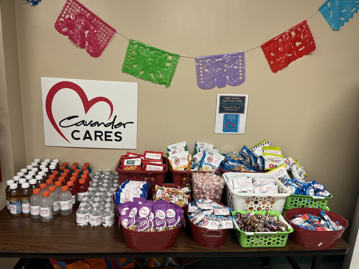 cavendercares's tweet photo. Happy Teacher Appreciation Week! 📚 
To kick off the week, we surprised the teachers at @LongsCreekNEISD with snacks, an ice machine, and some raffle prizes! 
Thank you educators, for all that you do DAILY! 📚❤️
#CavenderCares #TeachersRule #TeacherAppreciationWeek https://t.co/JnZNiZvz2S