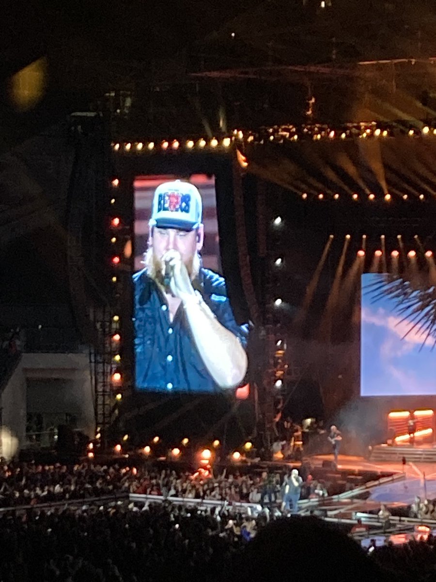 MrsPmd14's tweet photo. @ChicagoBears @lukecombs @MillerLite Duuuuude yaaaaasss! As always u gave it your all n was a kick ass time Saturday night!!! https://t.co/mKuHyTrN6L