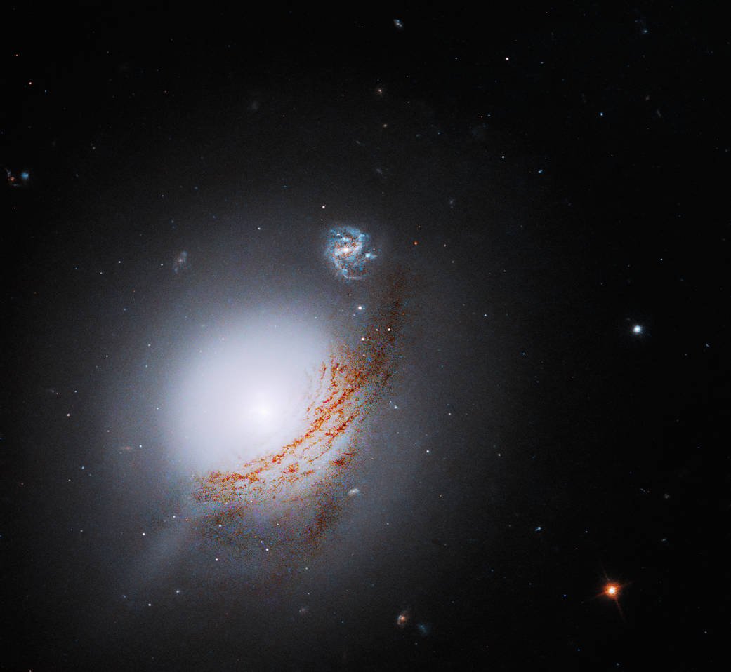 La galaxia lenticular NGC 5283 es el tema de esta imagen del Telescopio <a href="/NASAHubble/">Hubble</a>  de la <a href="/NASA/">NASA</a>. NGC 5283 contiene un núcleo galáctico activo.