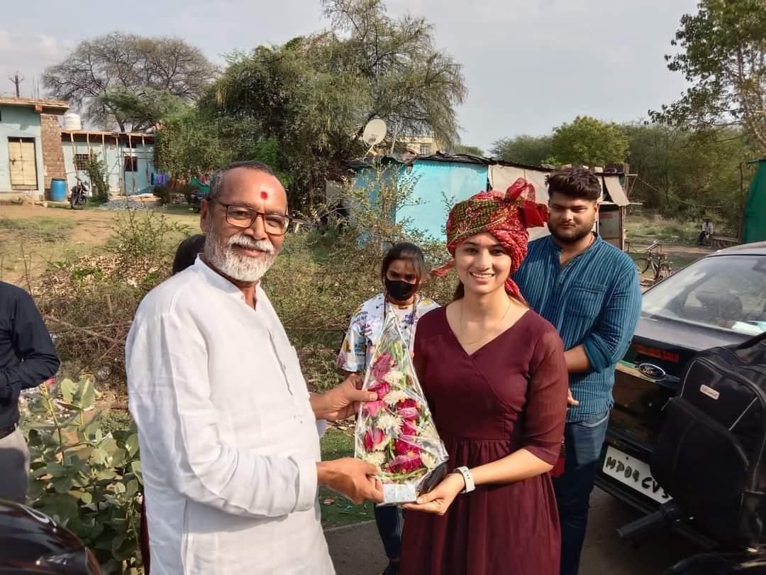 MukeshTandonBJP's tweet photo. कश्मीर से कन्याकुमारी तक करीब 3500 किलोमीटर की यात्रा करने वाली अशोकनगर मध्य प्रदेश की पहली साइकिल राइडर बहन मुस्कान रघुवंशी का आज विदिशा आगमन पर स्वागत किया https://t.co/vsy2puivcK