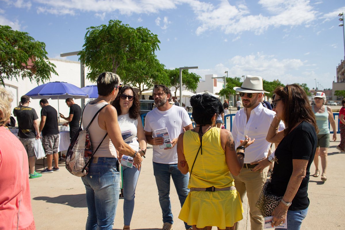 AlmeriaAvanzaRM's tweet photo. Mañana de domingo paseando por el Rastro de Antigüedades y Artesanía para seguir dando a conocer el modelo de ciudad que desde Almería Avanza tenemos para Roquetas.

#HazloPosible https://t.co/9w56XYLERO