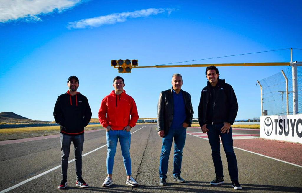 Apat_TN's tweet photo. ¡Hay #TNenComodoro! ☝️

✍️ Con la firma del contrato celebrada en la mañana de hoy, quedó confirmada la realización de la quinta fecha en Comodoro Rivadavia entre los días 26, 27 y 28 de mayo 🏁

#TurismoNacional 

@viusent 📷
@cuentavueltas77 📷 https://t.co/4ulLvVq490