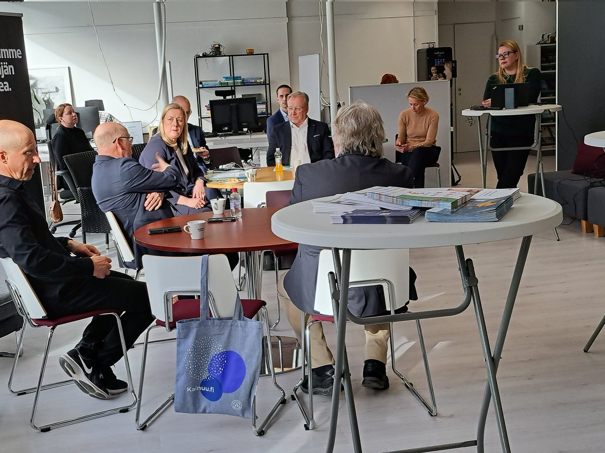 EdKainuu's tweet photo. Komissaari Urpilainen keskustelemassa Kajaanissa Yrittäjien businesskonttorilla #kainuunyrittajat ja @Kainuunliitto edustajien kanssa. https://t.co/SckLX3PO90