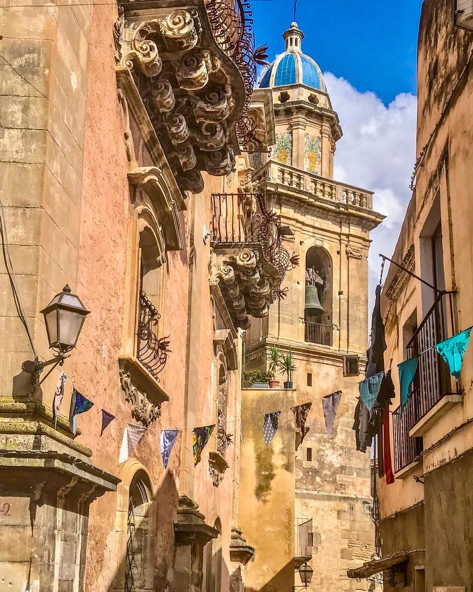Raguse, au cœur du Val di Noto, est un petit trésor de merveilles baroques siciliennes : perdez-vous dans les ruelles du centre historique entre églises et palais. 

📍<a href="/VisitSicilyOP/">Visit Sicily</a> 

📷 IG turigaltravels 
 
#LiveItalian #ilikeitaly #italianspecials #ragusa