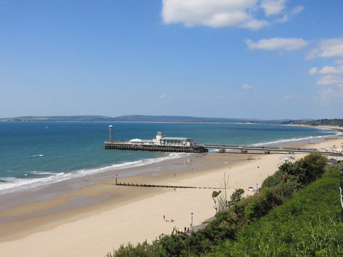Seven miles of super sandy beaches...and our lovely spa hotel is just a stroll away. How about a break to the Coast with the Most soon? bit.ly/2TrNDMW
#Bournemouth #coast #beach #sea #relax #spahotel #UKbreaks #Dorset #UKhotels #beachlife #sand #getaway #summer #holiday