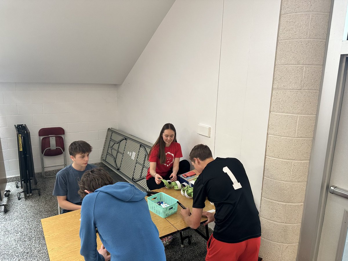 The P2 Club kicking off Gratitude week by inspring their peers to express gratitude! What are your Grateful for?
<a href="/BCSDBEES/">Baldwinsville CSD</a> 
<a href="/PosProject/">The Positivity Project</a> 
#positvityinaction
#BEEkindtoyourmind