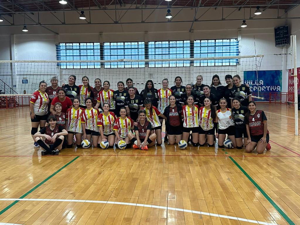 Barracasoficial's tweet image. 🏐 PRIMER AMISTOSO DEL AÑO 🏐 

El pasado Sábado se realizó un triangular amistoso junto a @voleyrojas y @racingclubcolonok en la Villa Deportiva de nuestra ciudad.

RESULTADOS:

Las Legendarias 2 vs BARRACAS 1
Racing Club 2 vs Las Legendarias 0
BARRACAS 2 vs Racing Club 0

👏🏻👏🏻