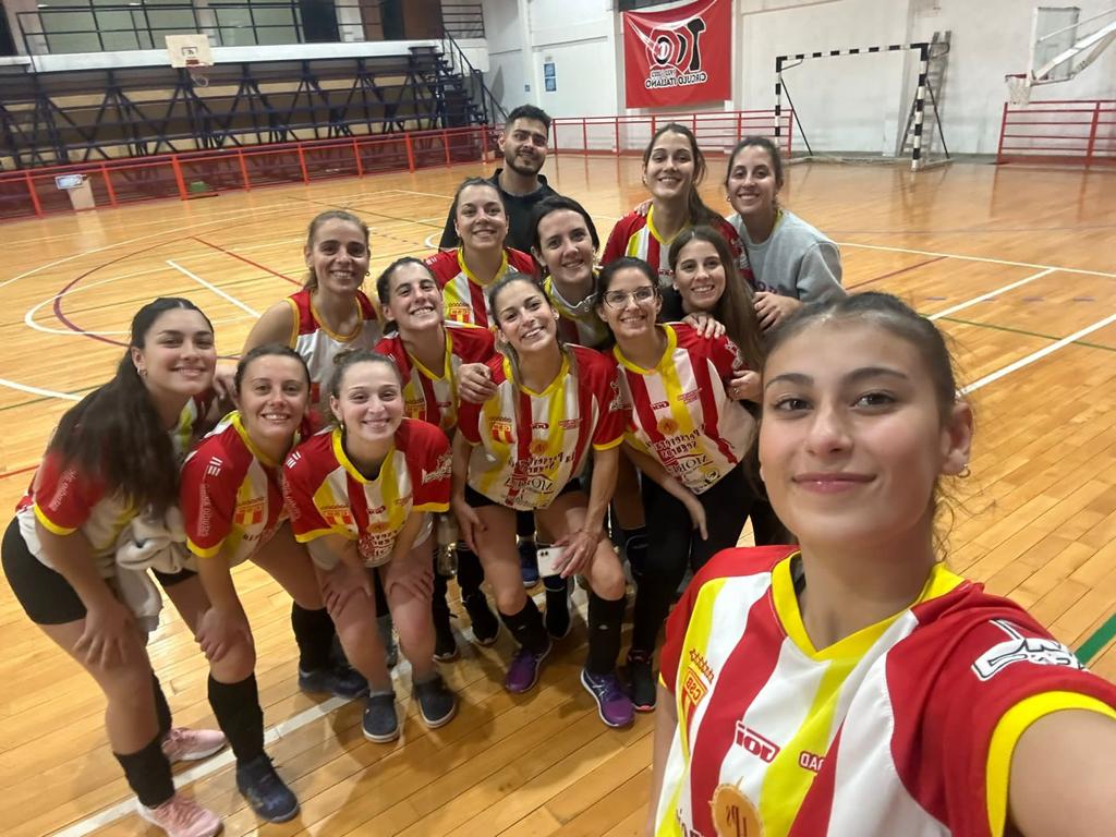 Barracasoficial's tweet image. 🏐 PRIMER AMISTOSO DEL AÑO 🏐 

El pasado Sábado se realizó un triangular amistoso junto a @voleyrojas y @racingclubcolonok en la Villa Deportiva de nuestra ciudad.

RESULTADOS:

Las Legendarias 2 vs BARRACAS 1
Racing Club 2 vs Las Legendarias 0
BARRACAS 2 vs Racing Club 0

👏🏻👏🏻