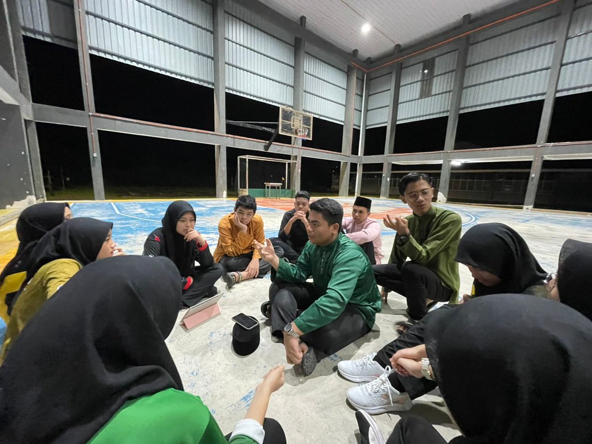 qasharks's tweet photo. 1 minute before pertarungan mulut... https://t.co/qH7CHhcw3A