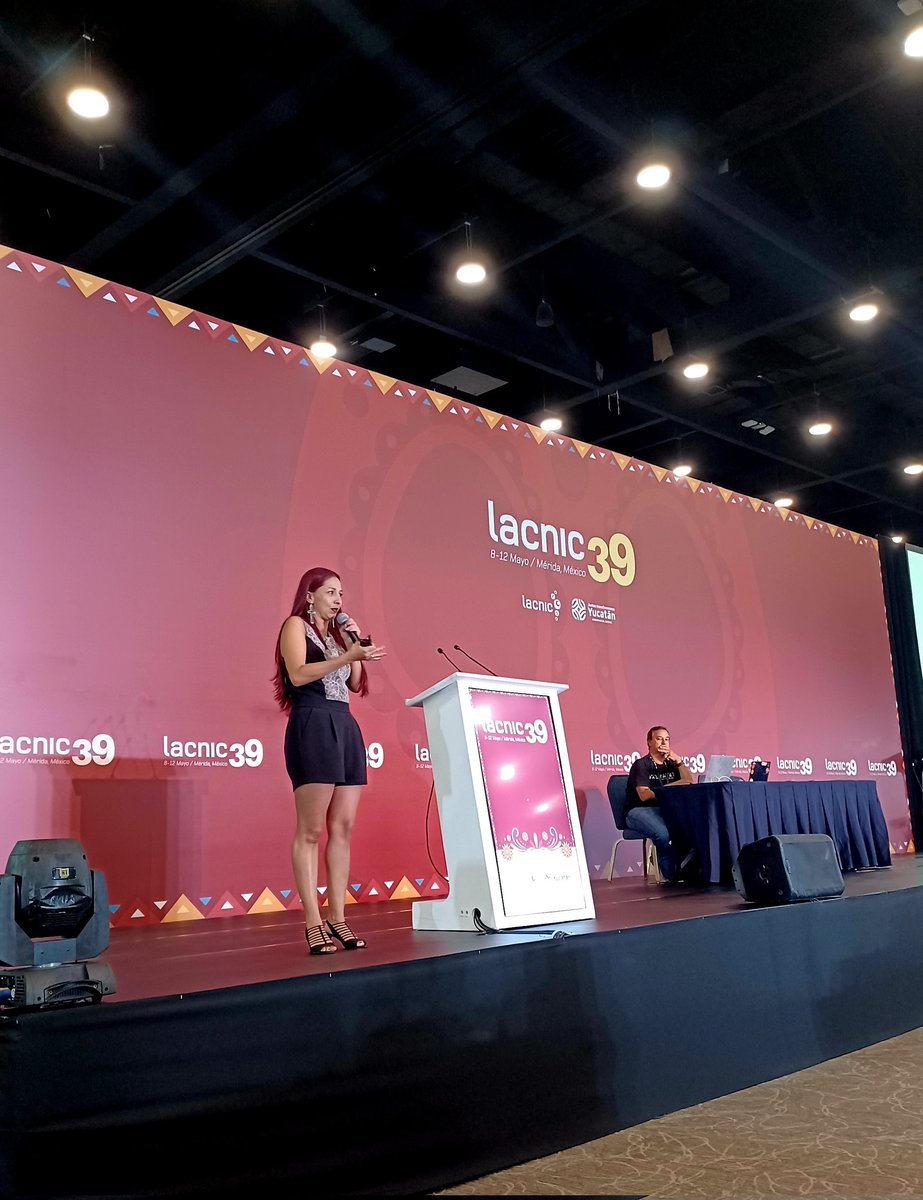 _Sandra_Reyes's tweet photo. ¡Empezó #LACNIC39!
Tutorial Uso de #RPKI e #IRR para la operación de redes con Guillermo Cicileo y @soyerivega 🙌 https://t.co/GXdSsSrycC