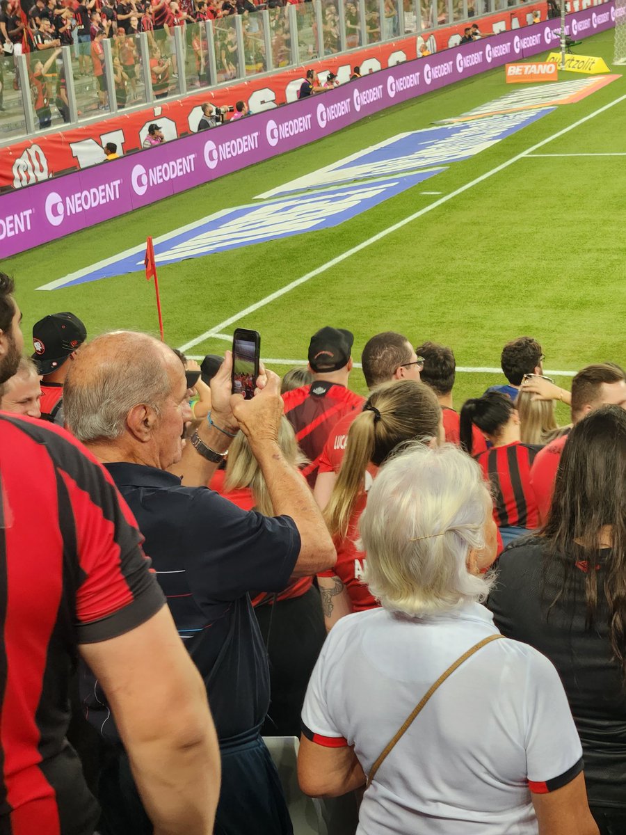 ccassi_ane's tweet photo. Sequência fofa do jogo de ontem 🥹
(Não sei quem são, mas achei tão lindo. Estavam na 116) https://t.co/PwCa0ubtZM